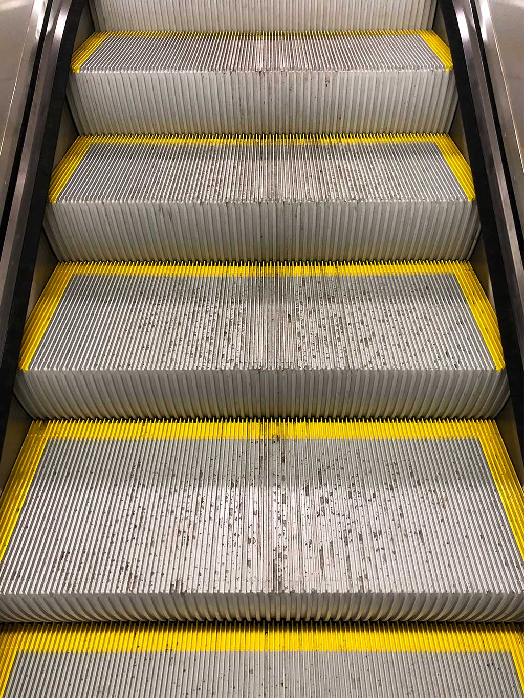 Rolltreppe mit gelben Markierungen