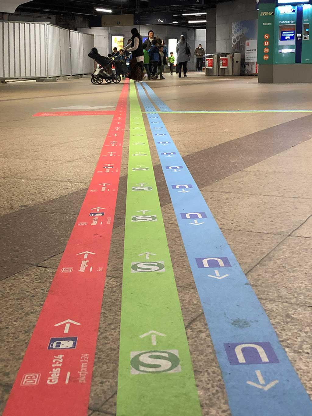 Rot-grün-blaues Leitsystem im Frankfurter Hautbahnhof