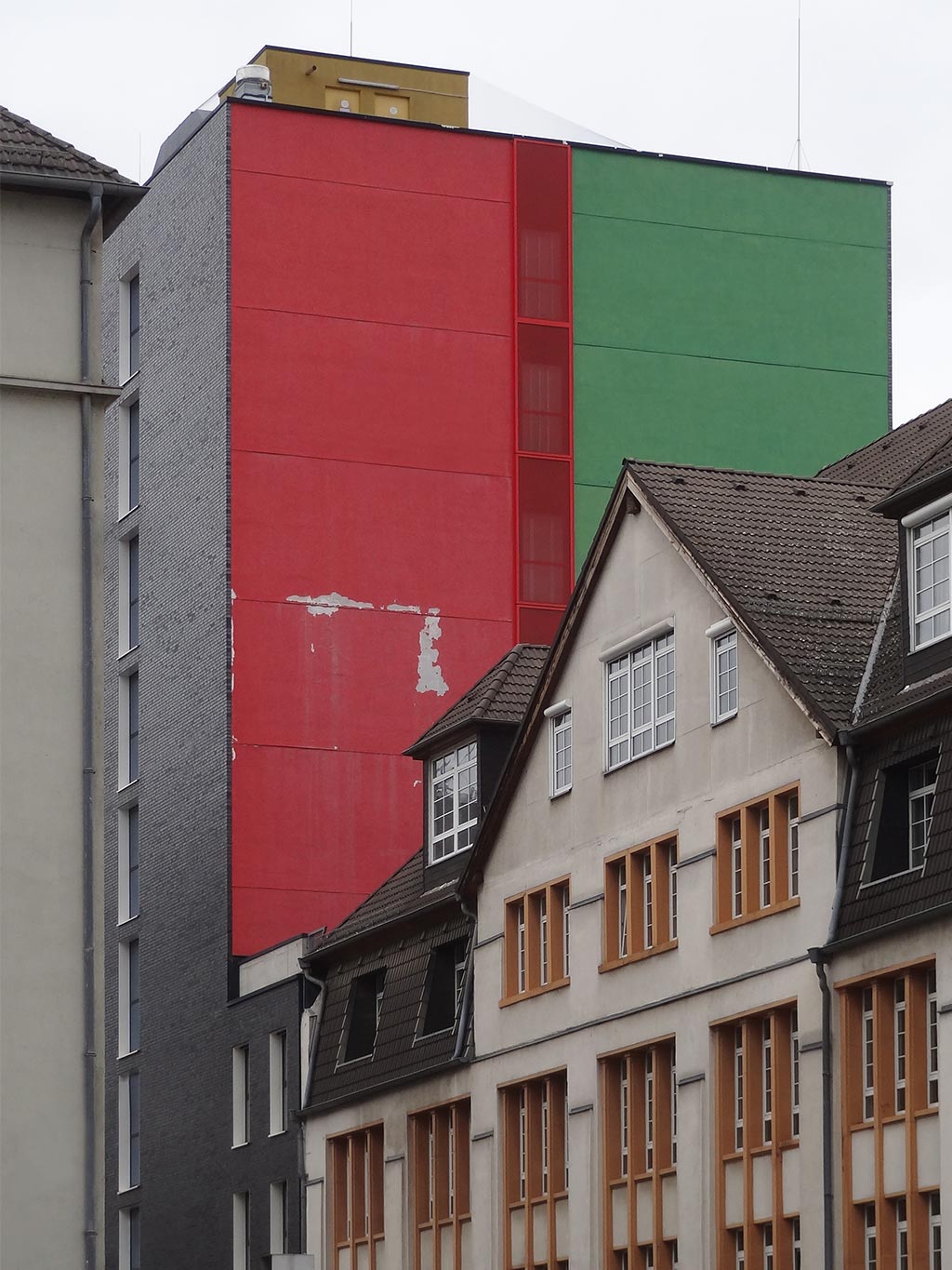 Rot und grün gefärbte Fassade im Frankfurter Ostend