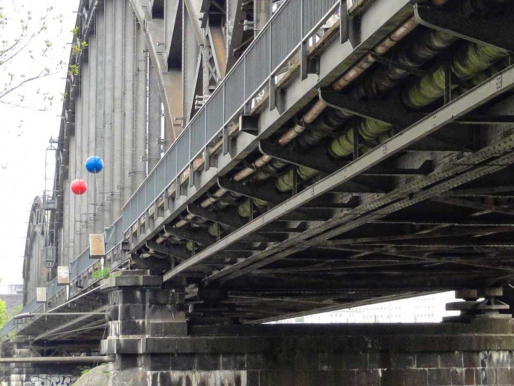 Rote und blaue Kugel an der Deutschherrnbrücke in Frankfurt am Main