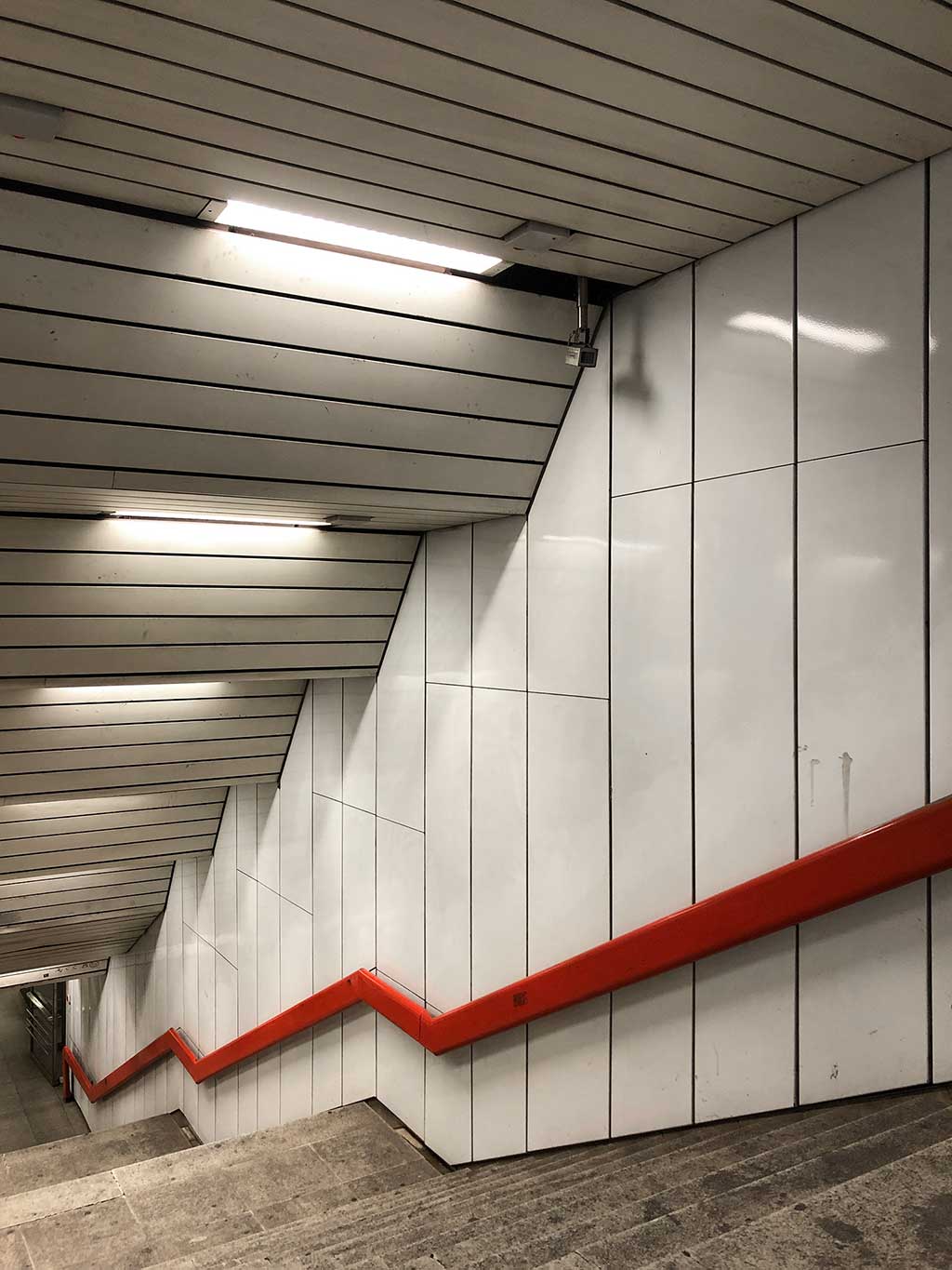 Roter Treppenhandlauf in der S-Bahn-Station Hauptwache