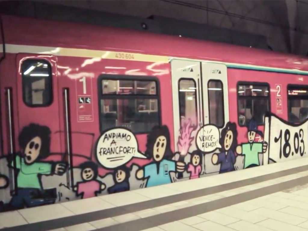 S-Bahn mit Motiv anlässlich der anstehenden Eröffnung der EZB im Frankfurter Ostend
