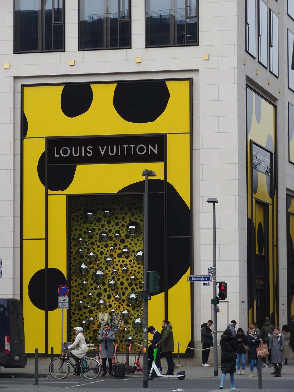 Schaufenster und Fassade bei Louis Vuitton in Frankfurt