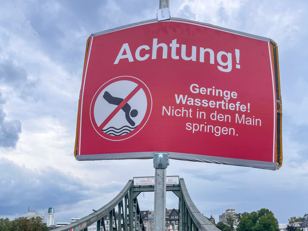 Schild auf dem Eisernen Steg warnt davor in den Main zu springen