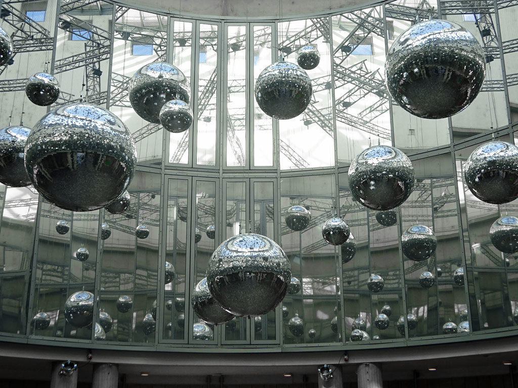 Schirn-Rotunde mit Discogeln-Installation
