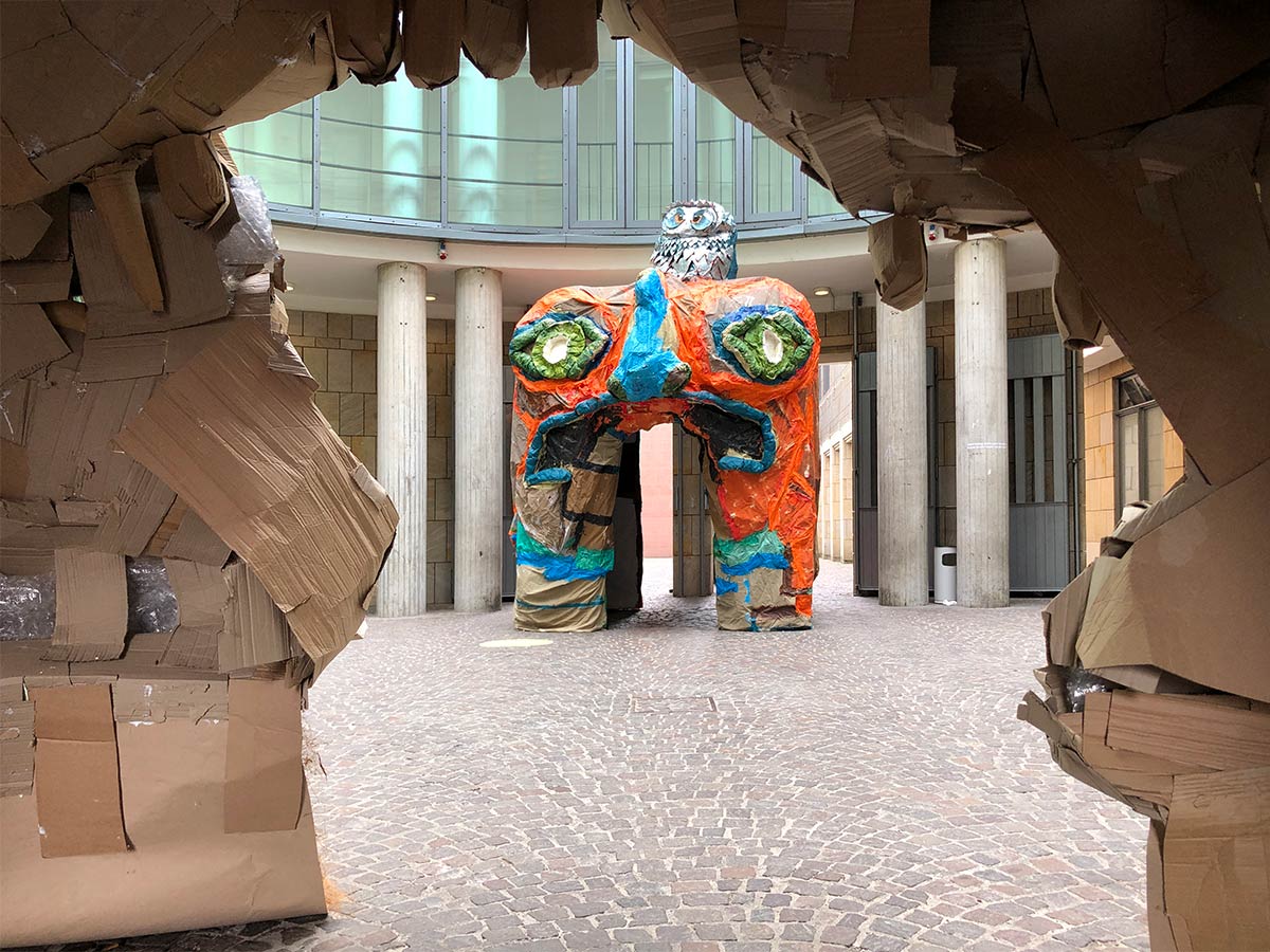 Schirn Rotunde: Monster Chetwynd - A cat is not a dog