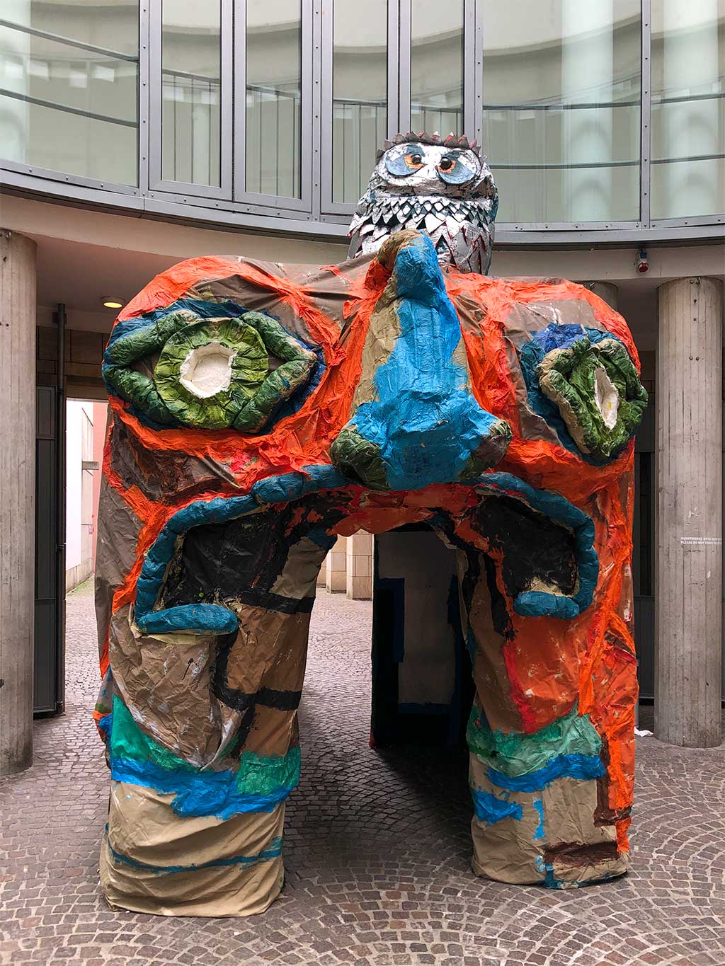 Schirn Rotunde: Monster Chetwynd - A cat is not a dog