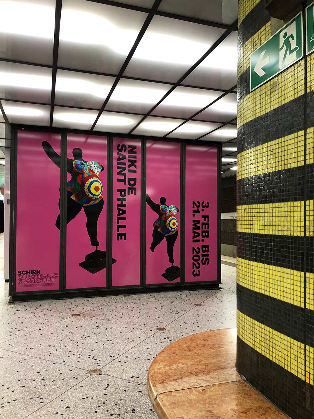 Schirn-Werbung am Bahnsteig in der U-Bahn-Station Dom/Römer in Frankfurt