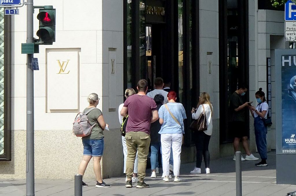 Schlange stehen bei Louis Vuitton in der Goethestraße in Frankfurt am Main