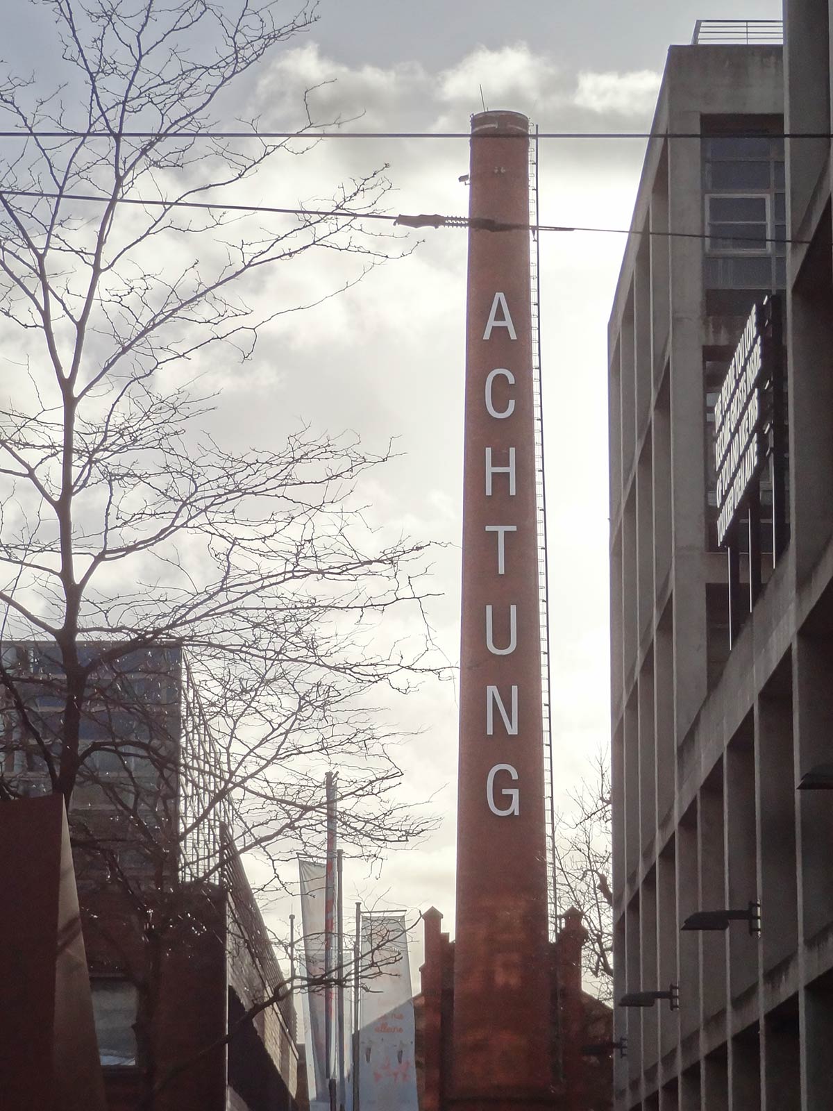 Schornstein mit großem „Achtung“-Schriftzug in Frankfurt