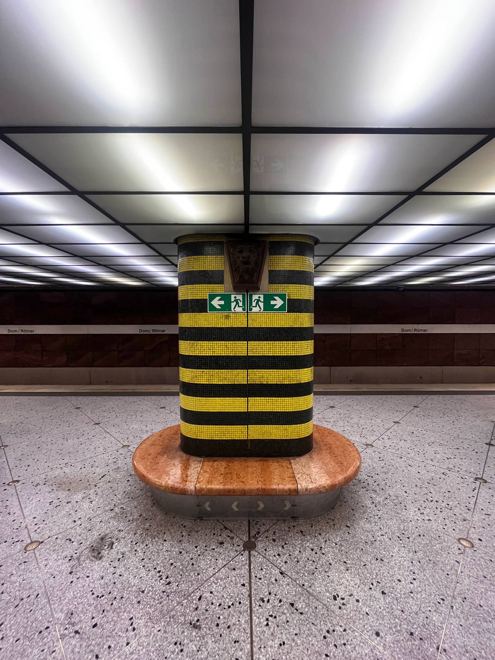 Schwarz-gelb-gestreifte-Pfeiler in der C-Ebene der U-Bahn-Station Dom/Römer