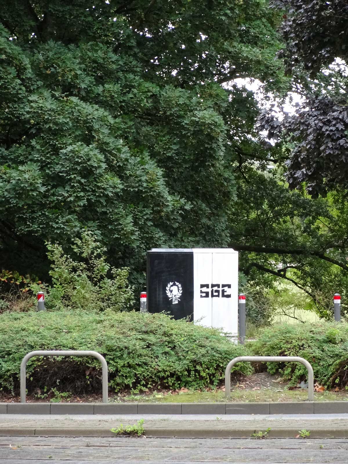 Schwarz-weisser SGE-Look für Stromkasten in Frankfurt