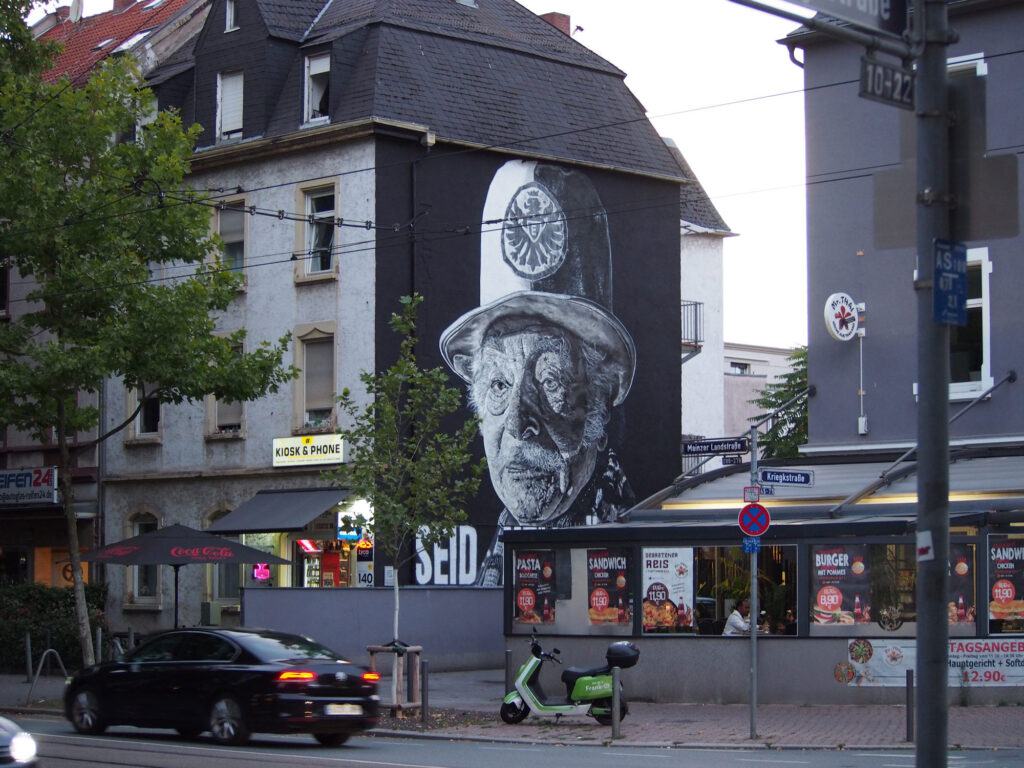 Seid hellhöig - Mural für Holocaust-Überlebenden und jüngst verstorbenen Eintracht-Frankfurt-Fan Helmut „Sonny“ Sonneberg