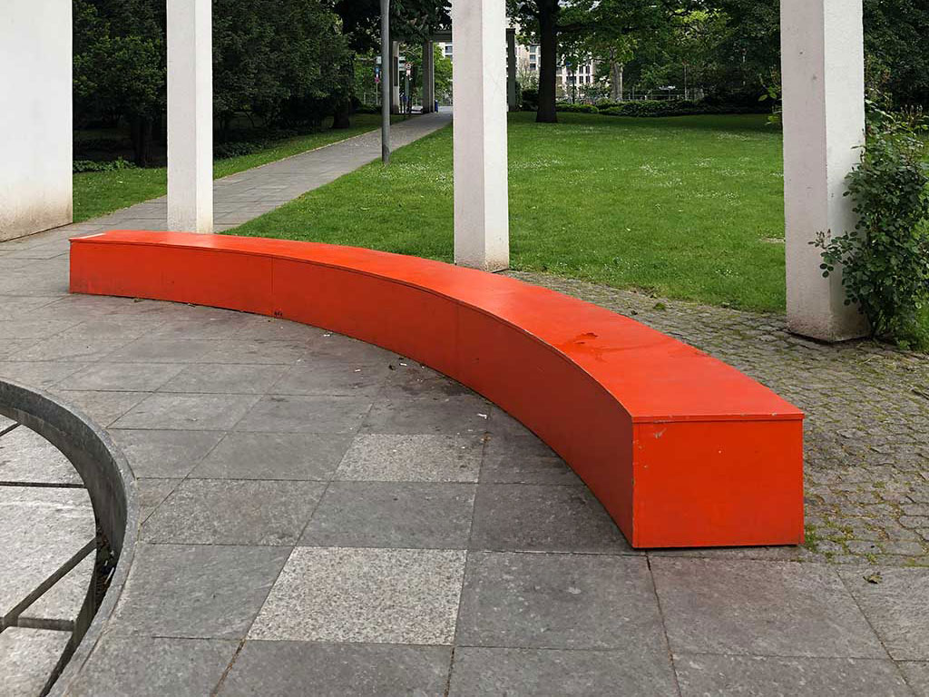 Sitzbank in orange im Metzler Park in Frankfurt