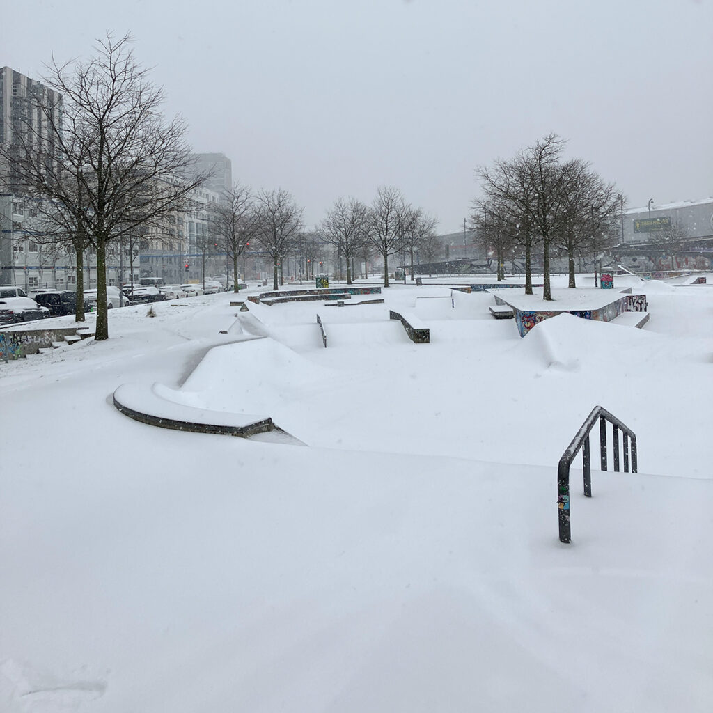 Skatepark an der EZB in Frankfurt ist voller Schnee