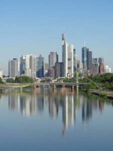 Skyline Frankfurt mit Spiegelung im Main