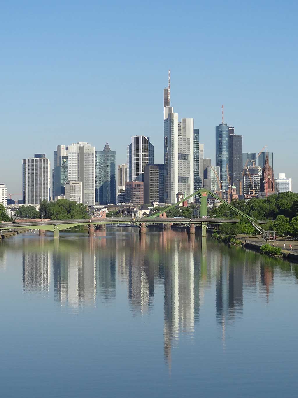 Skyline Frankfurt mit Spiegelung im Main