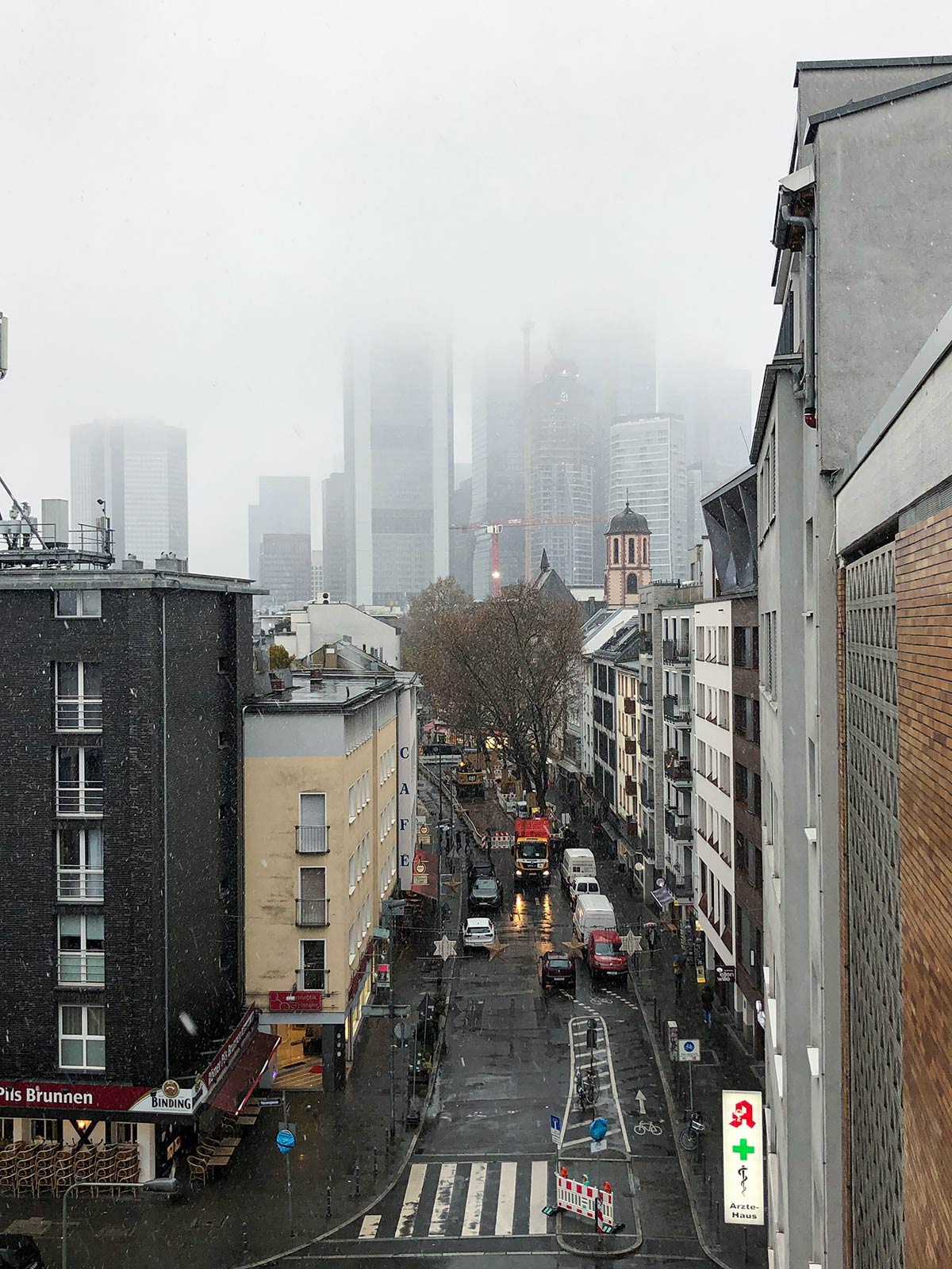 Skyline in Frankfurt wetterbedingt teilweise verdeckt