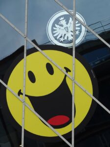 Smiley und Eintracht Frankfurt an My-Zeil-Fassade