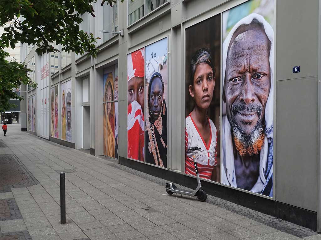 Solidarität ist grnezenlos - Werbekampagne von Ärzte ohne Grenzen auf der Zeil in Frankfurt