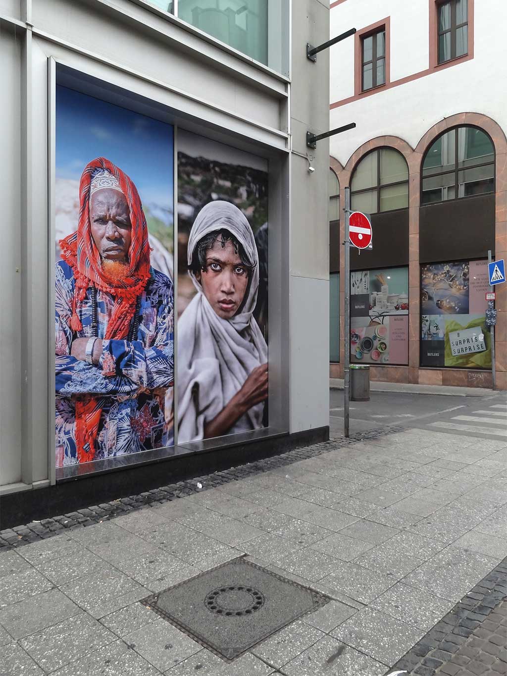Solidarität ist grnezenlos - Werbekampagne von Ärzte ohne Grenzen auf der Zeil in Frankfurt