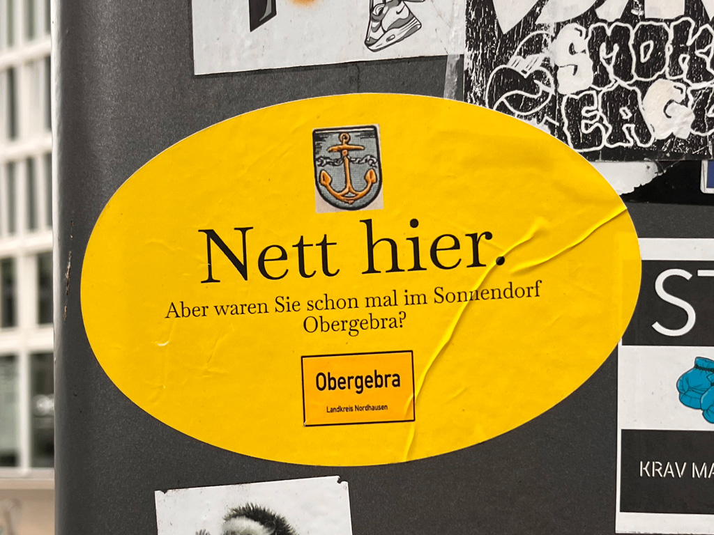 Aufkleber-Meme „Nett hier, aber …“ in Frankfurt am Main