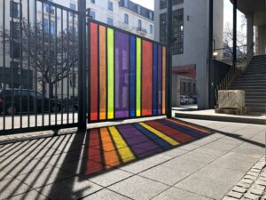 Sonnenlicht-Reflexion durch Buntglas bei der Weißfrauen Diakoniekirche in Frankfurt