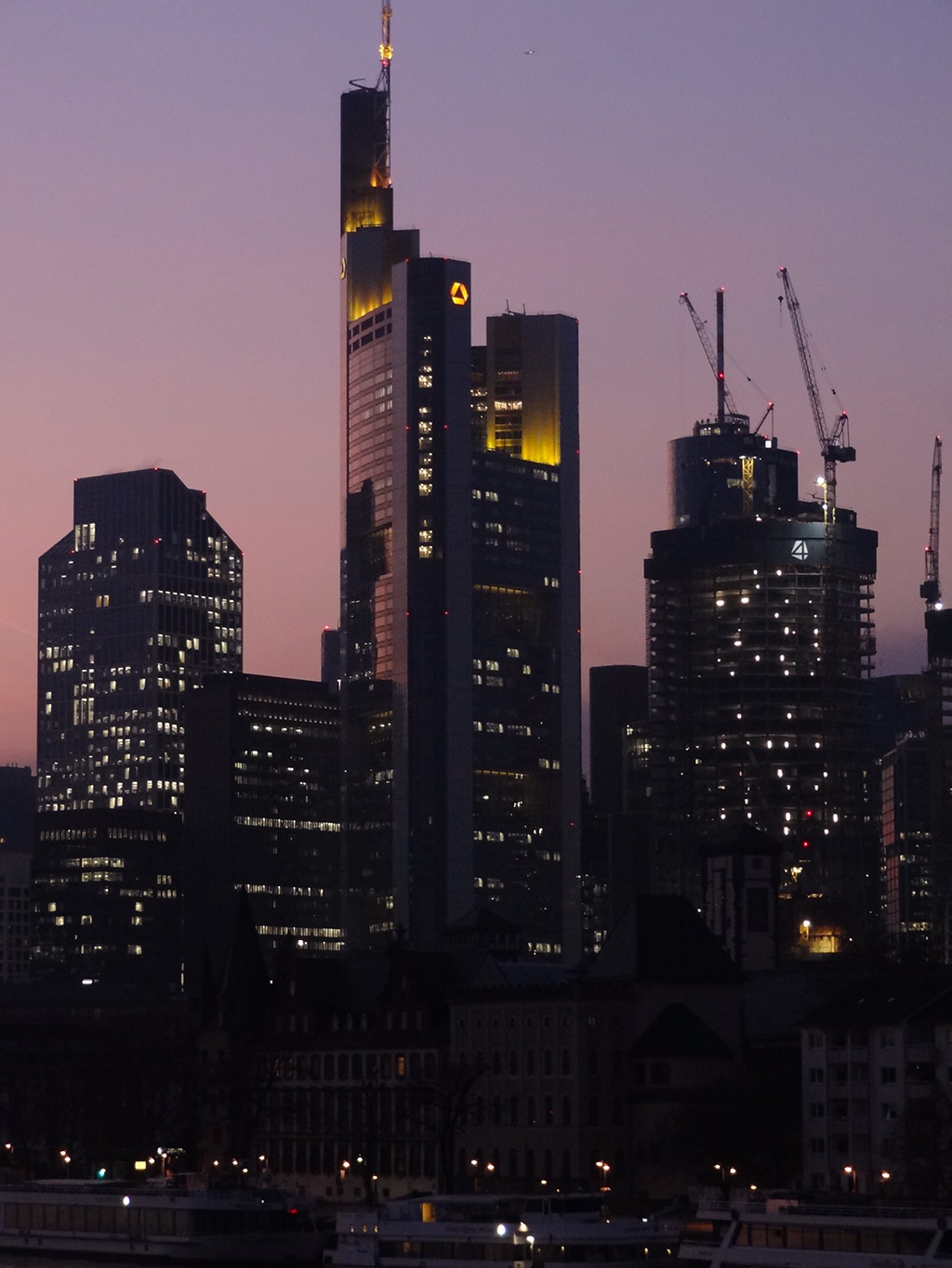 Sonnenuntergang mit rötlichem Abendhimmel und Frankfurter Skyline
