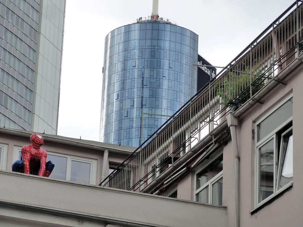 Spiderman auf Dach in Frankfurt