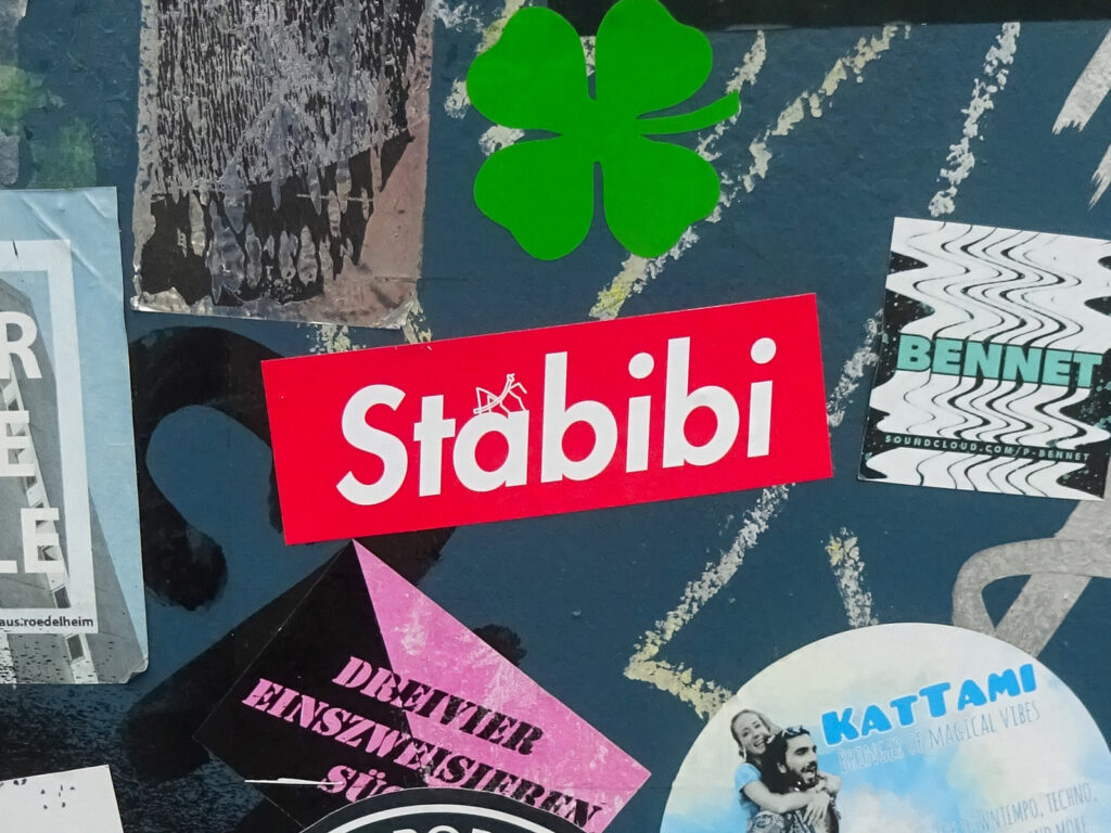 Stabibi statt Supreme – Umgestaltete Logos | Rebrandings auf Aufklebern