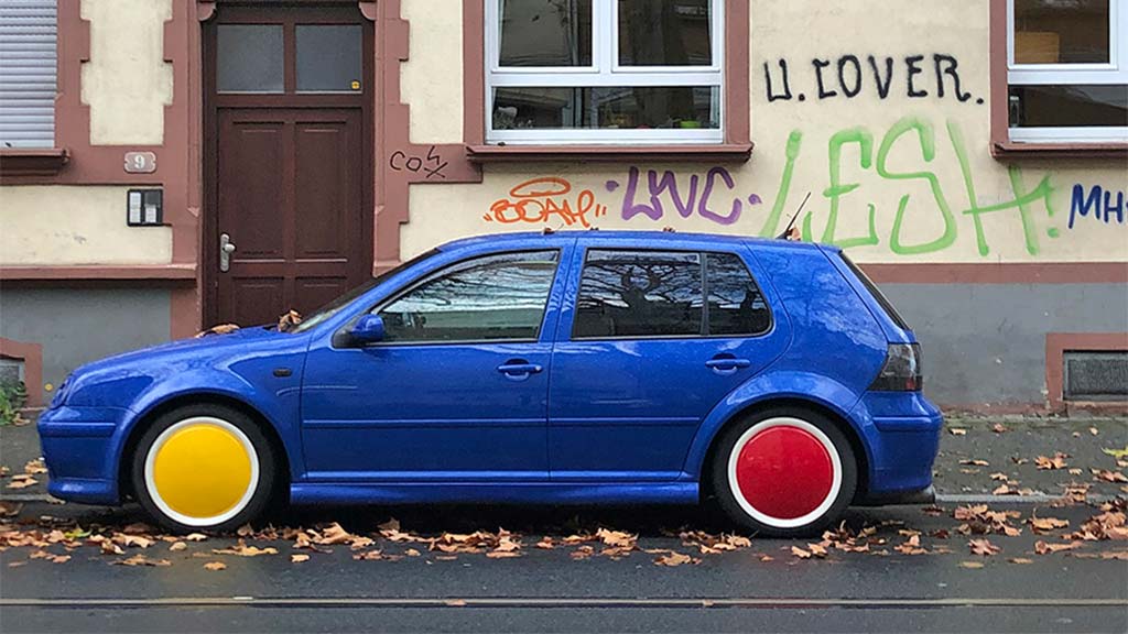 Stadtbilder Frankfurt - Auto mit farbigen Radkappen