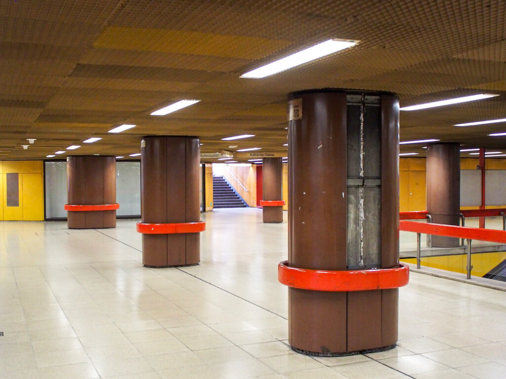 Stadtbilder Frankfurt - B-Ebene Hauptwache in Braun und Orange