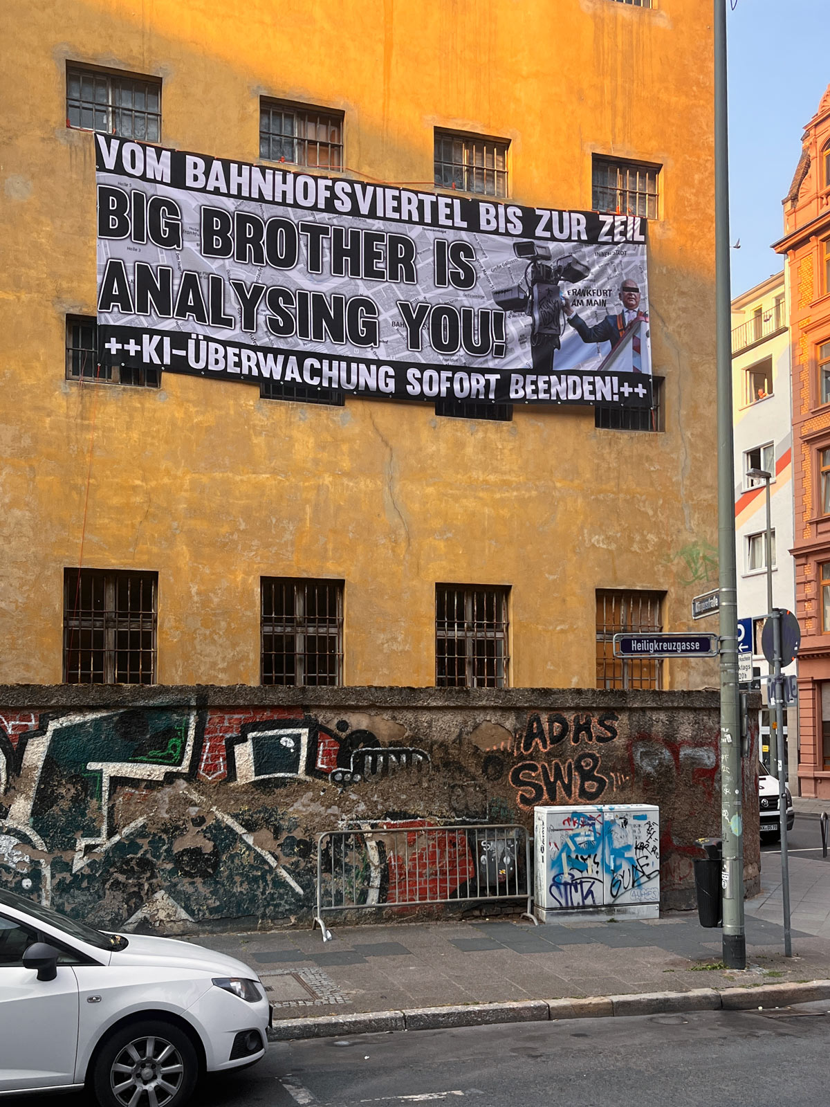 Stadtbilder Frankfurt – Banner gegen KI-Überwachung am Klapperfeld