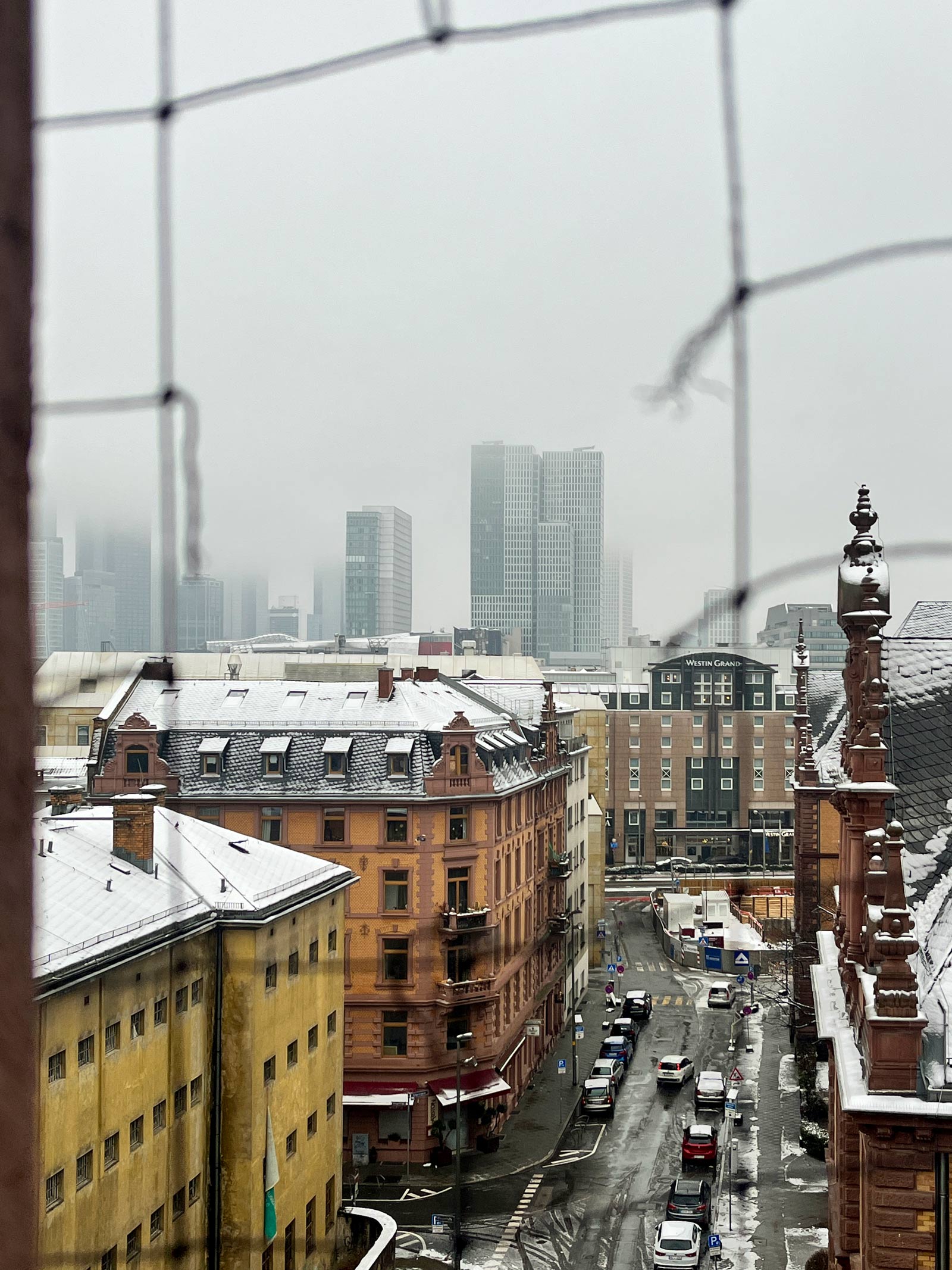 Blick aus einem Gerichtsparkhaus über das verschneite Gerichtsviertel in Frankfurt
