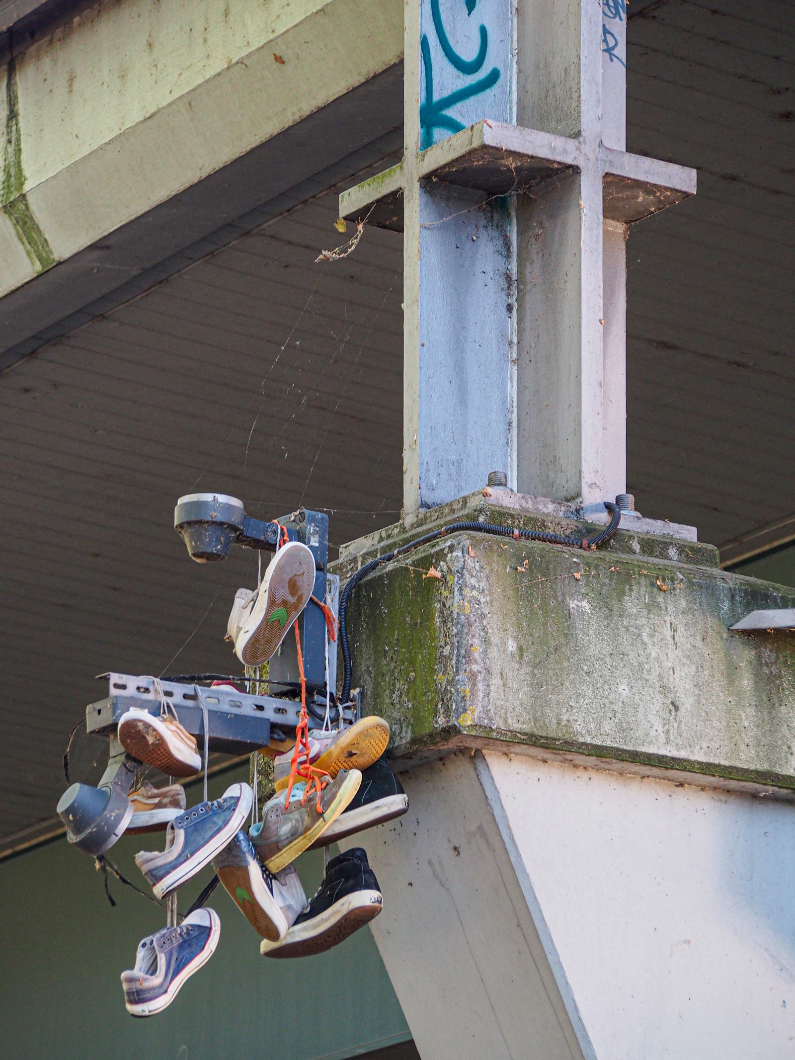 Stadtbilder Frankfurt – Ein Bündel Sneaker an der Friedensbrücke