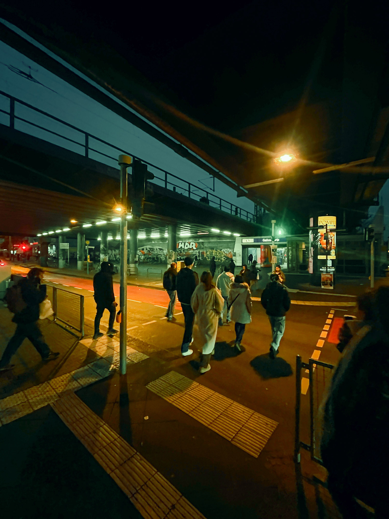 Stadtbilder Frankfurt – Bus- und Straßenbahn-Haltestelle Galluswarte am Abend