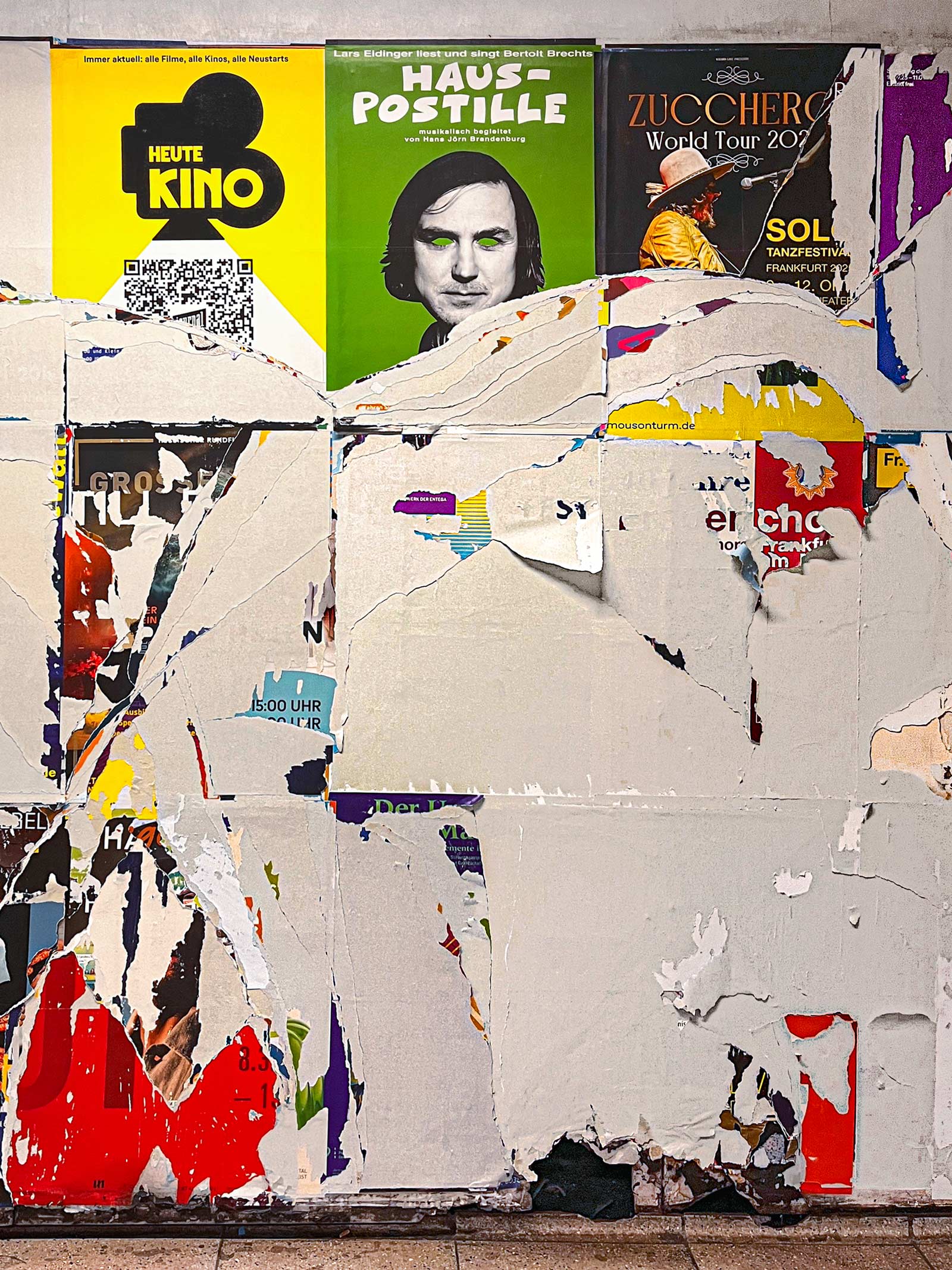 Stadtbilder Frankfurt – Décollageartiger Plakatabriss in der U-Bahn-Station Willy-Brandt-Platz