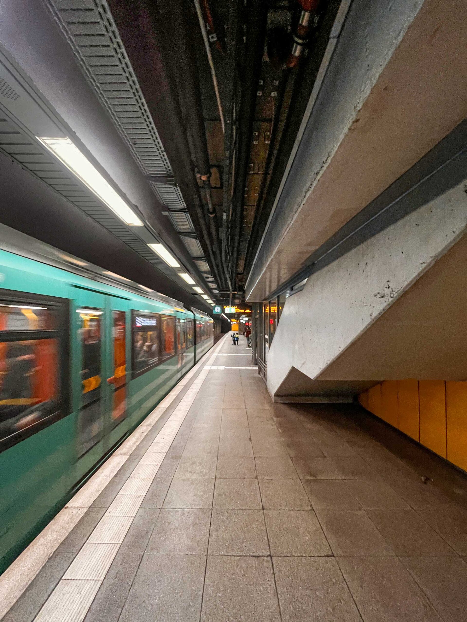 Stadtbilder Frankfurt – Einfahrende U-Bahn in der Haltestelle Eschersheimer Tor