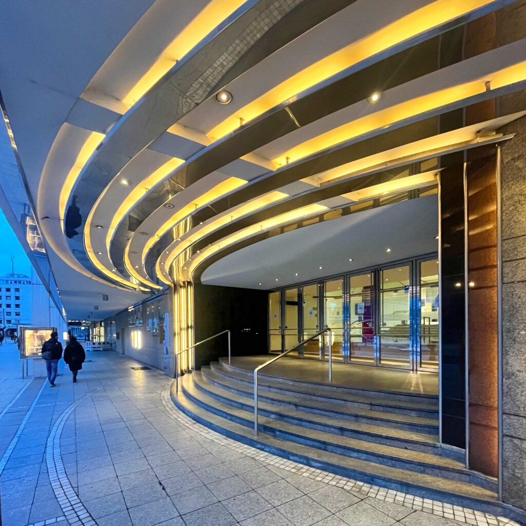 Eingeschaltete Beleuchtung am Eingang der Oper Frankfurt