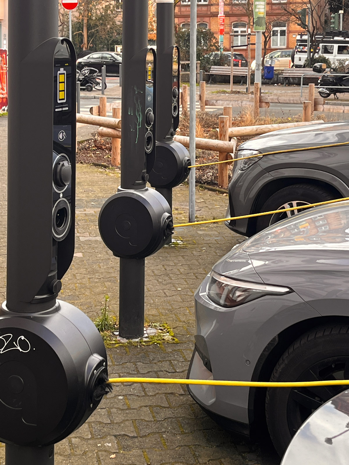 Stadtbilder Frankfurt – Elektrofahrzeuge laden auf