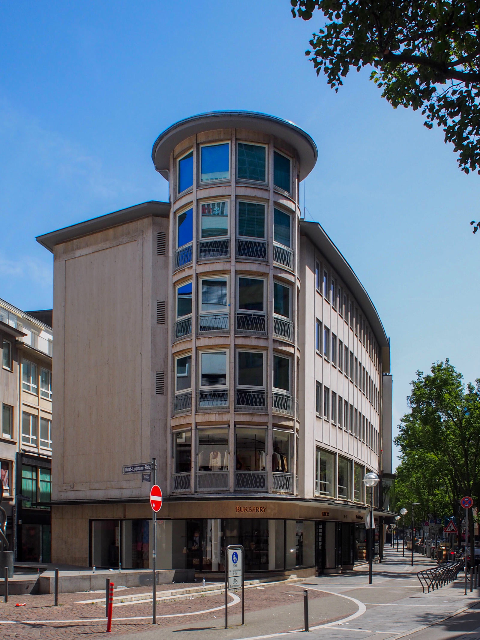 Stadtbilder Frankfurt – Gebäude mit Runderker am Horst-Lippmann-Platz