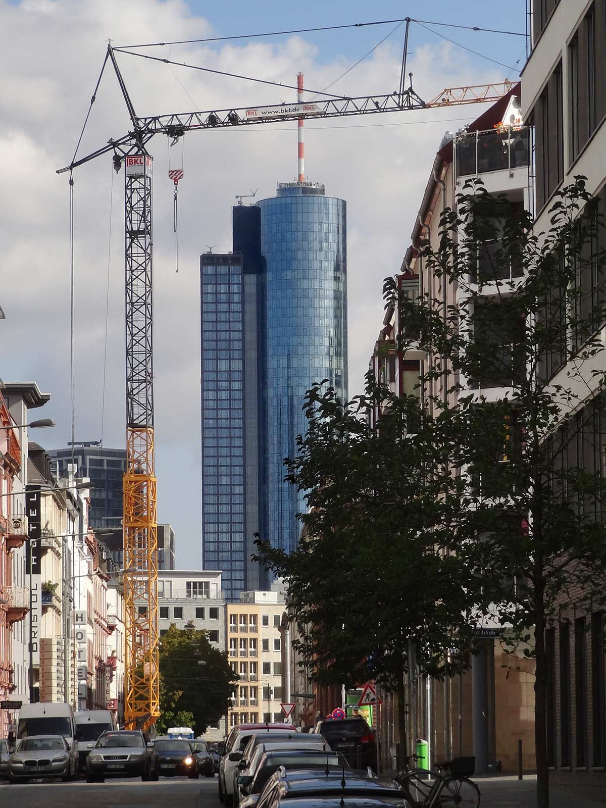 Gelber Kran mit Main Tower im Hintergrund