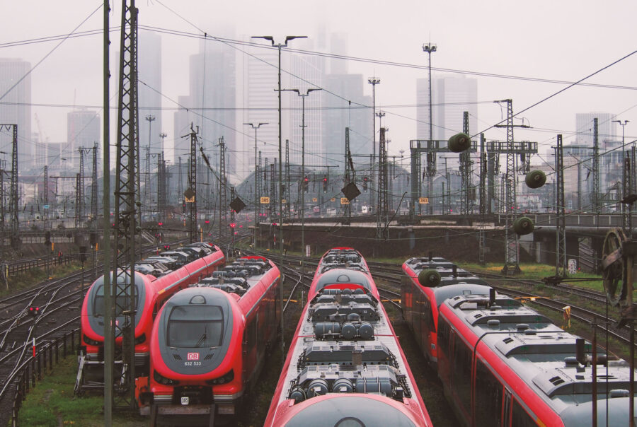 Stadtbilder Frankfurt – Gleisvorfeld des Hauptbahnhofs mit Schienenfahrzeugen