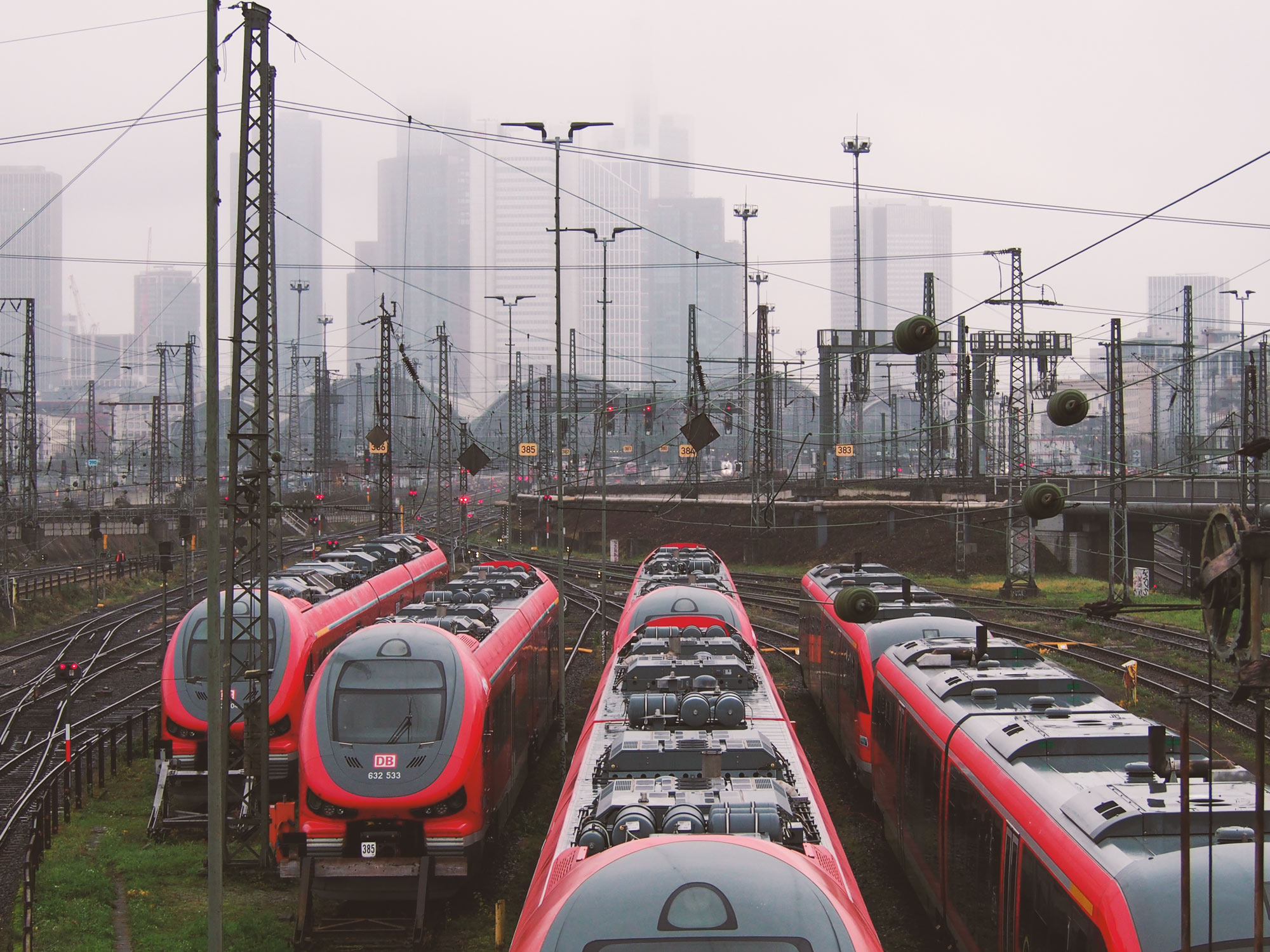Stadtbilder Frankfurt – Gleisvorfeld des Hauptbahnhofs mit Schienenfahrzeugen