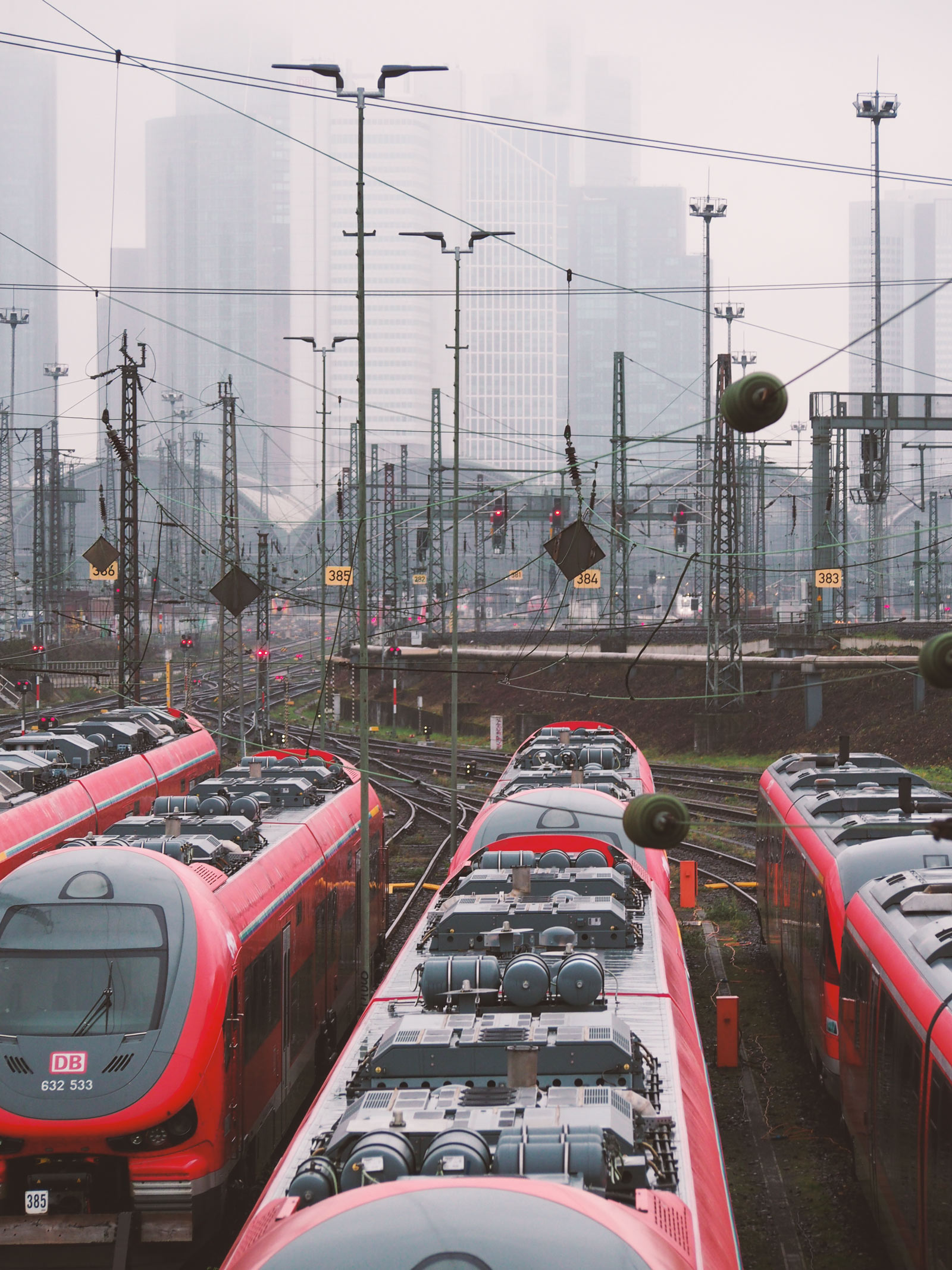 Stadtbilder Frankfurt – Gleisvorfeld des Hauptbahnhofs mit Schienenfahrzeugen