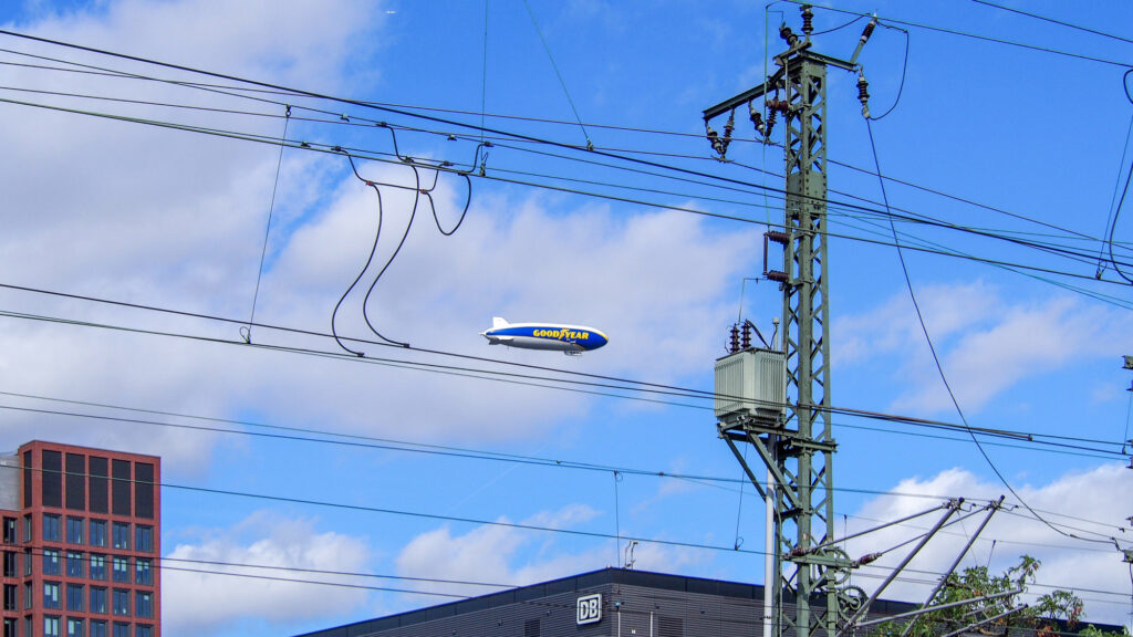 Stadtbilder Frankfurt – Goodyear-Zeppelin fliegt übers Gallus