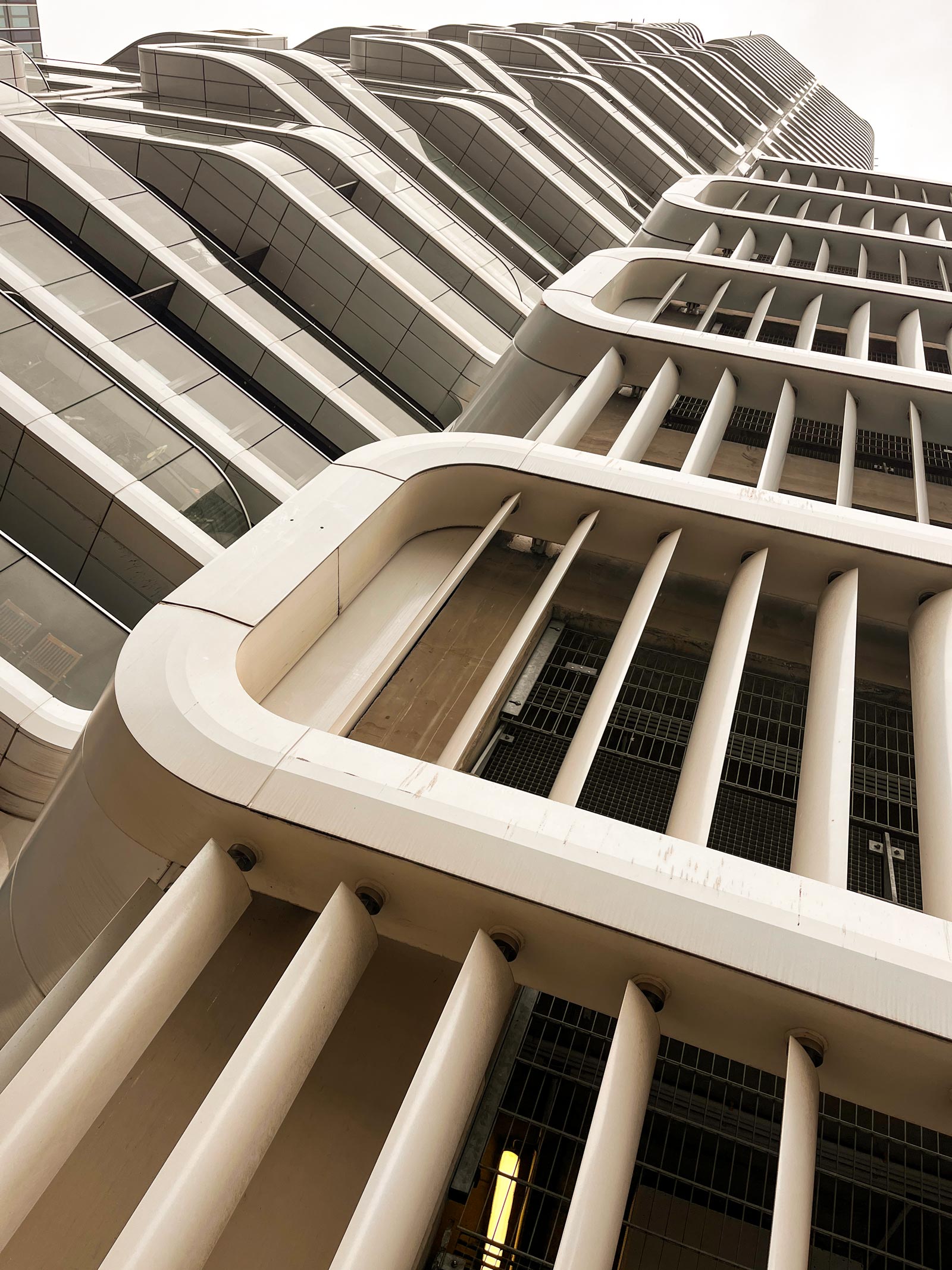 Stadtbilder Frankfurt – Grand Tower und angrenzendes Parkhaus im Gallus