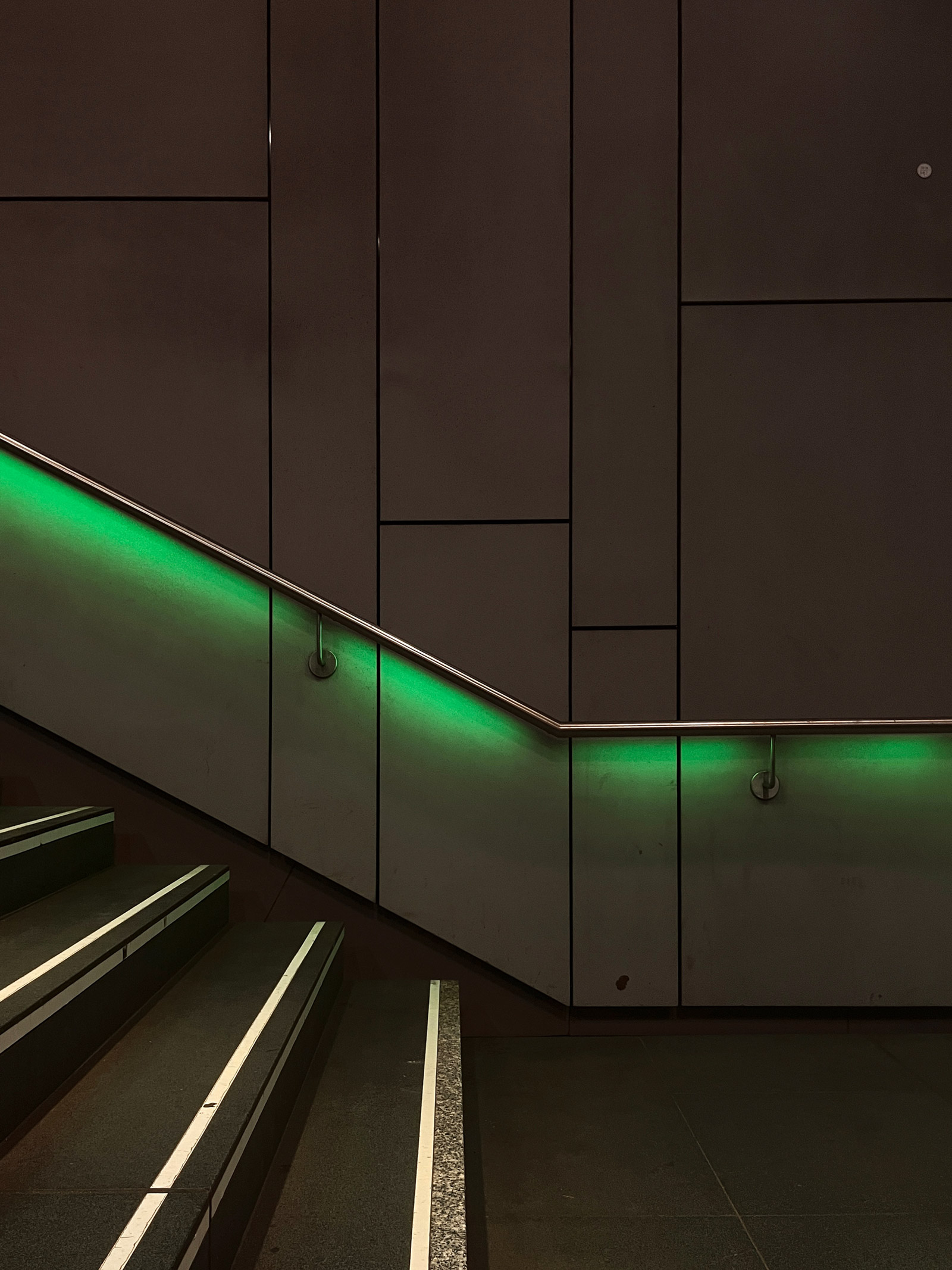 Stadtbilder Frankfurt – Grüne Beleuchtung in der -S-Bahn-Station „Taunusanlage"