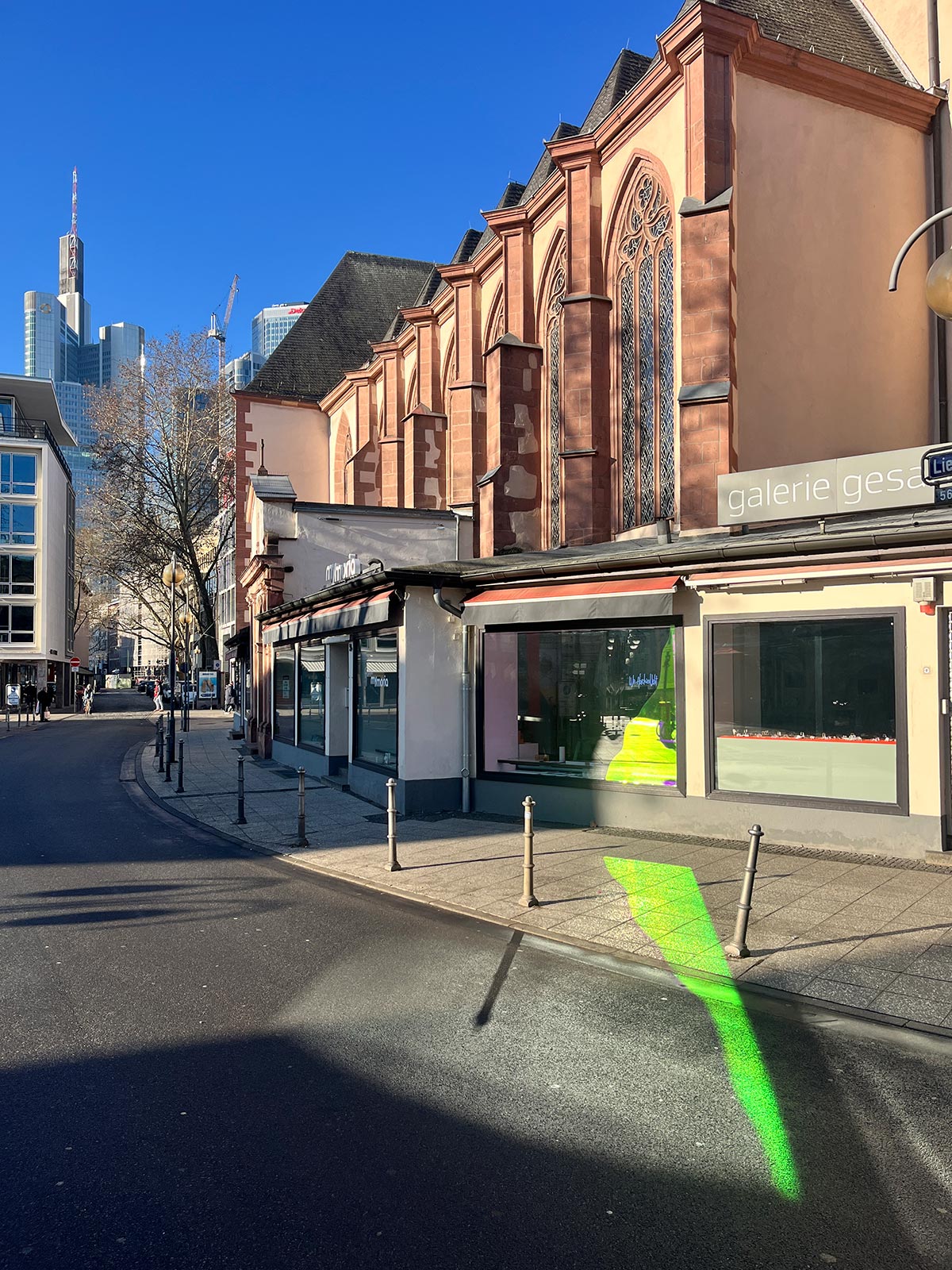 Grüne Reflexion auf die Straße