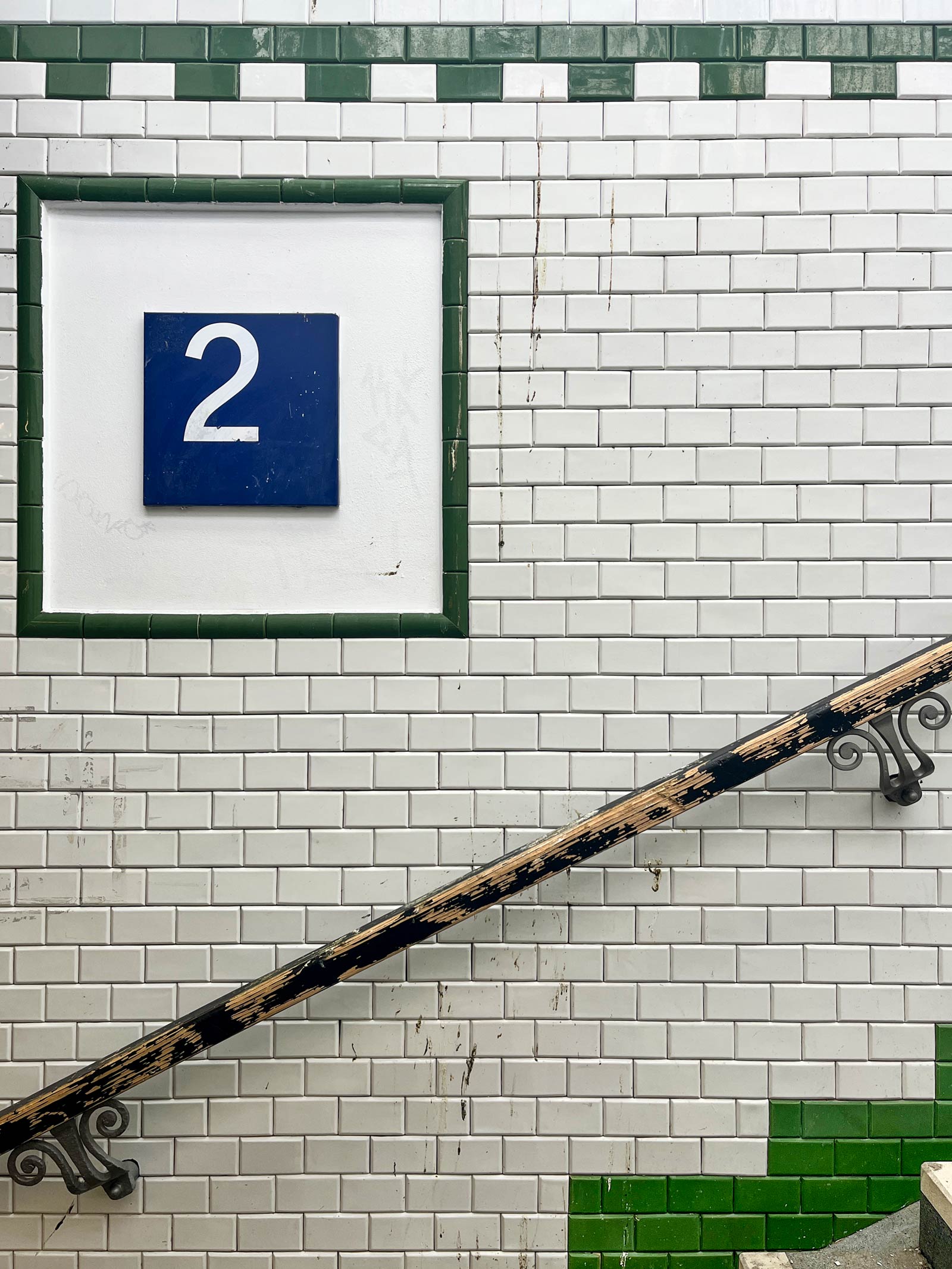 Handlaufhalter mit Verzierung am Bahnhof in Frankfurt-Höchst